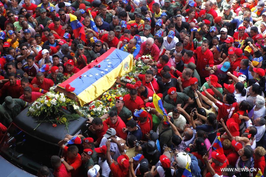 Le 6 mars 2013 dans les rues de Caracas, capitale vénézuélienne, des habitants accompagnent le cortège funéraire de leur défunt président Hugo Chavez. (Xinhua/AVN)