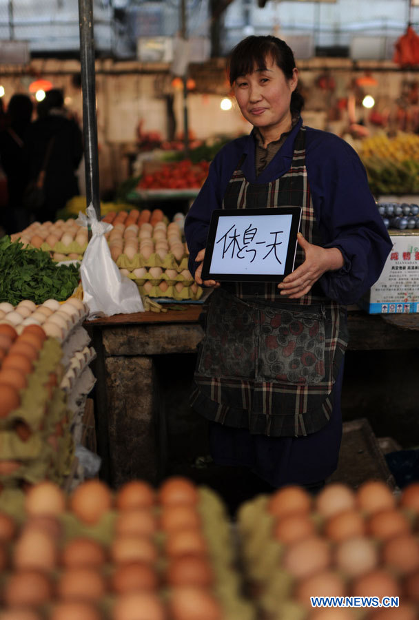 Mme Tang, agée de 50 ans, une vendeuse indépendante travaillant presque tous les jours de 6h00 à 20h00, souhaite un jour de congé pour la Journée de la femme, à Nanchang, capitale de la province orientale du Jiangxi, en Chine, le 7 mars 2013.