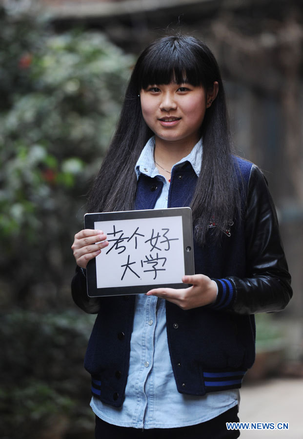 Mlle Xia, agée de 18 ans, une lycéenne se préparant pour son examen d'entrée à l'université, souhaite un résultat satisfaisant pour la Journée de la femme, à Nanchang, capitale de la province orientale du Jiangxi, en Chine, le 7 mars 2013.