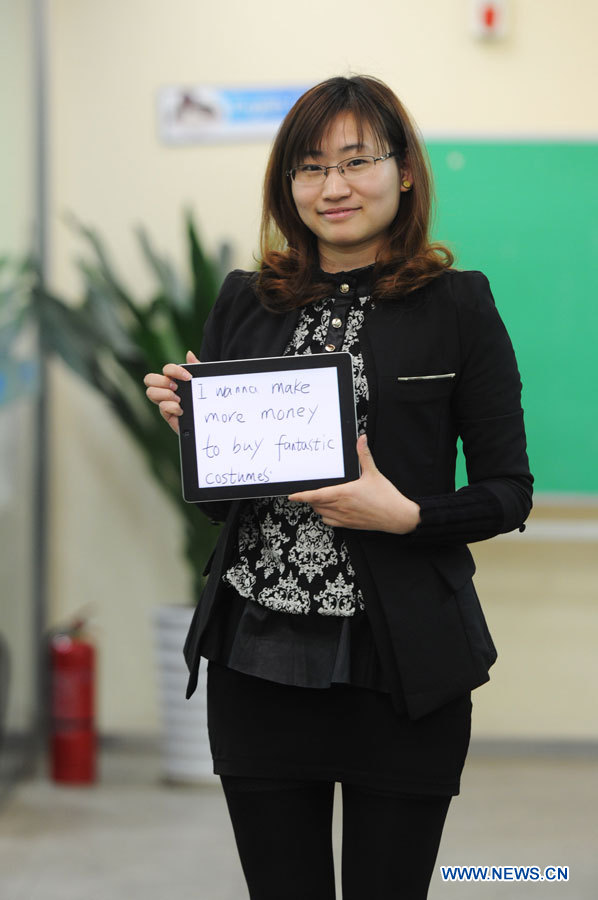 Mlle Li, agée de 25 ans, travaillant dans une école d'enseignement des langues, souhaite un meilleur salaire pour acheter des vêtements pour la Journée de la femme, à Nanchang, capitale de la province orientale du Jiangxi, en Chine, le 7 mars 2013.