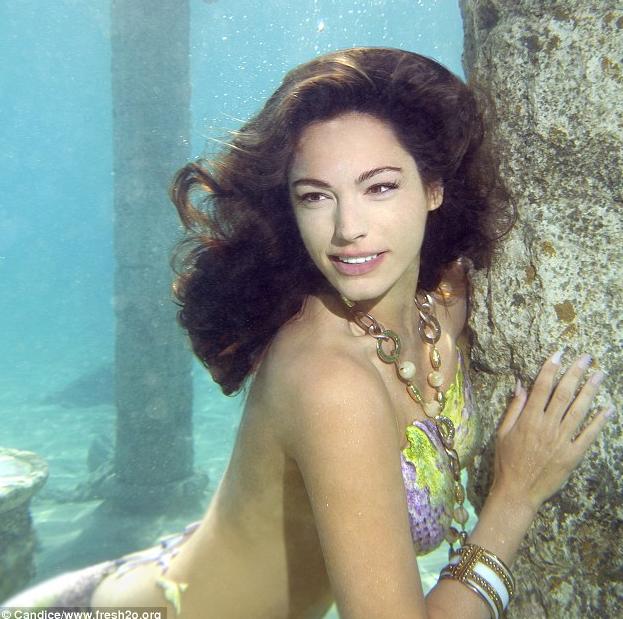 Kelly Brook dans la peau d'une sirène