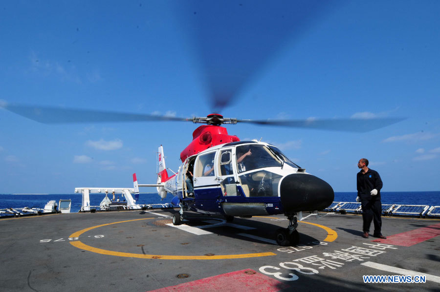 L'hélicoptère Haijian B-7103 s'apprête à décoller de la plate-forme d'un navire de surveillance maritime chinois en mer de Chine méridionale, le 10 mars 2013.Trois navires et un hélicoptère de la Surveillance maritime de Chine (SMC) ont commencé dimanche à patrouiller dans les eaux des ?les Xisha en mer de Chine méridionale. Trois navires de la SMC, le Haijian 83, le Haijian 262 et le Haijian 263, ont quitté le port de la ville de Sansha à 09H00 et seront rejoints par le Haijian B-7103, a indiqué le chef de la mission, Zhang Weijian. (Photo : Wei Hua)