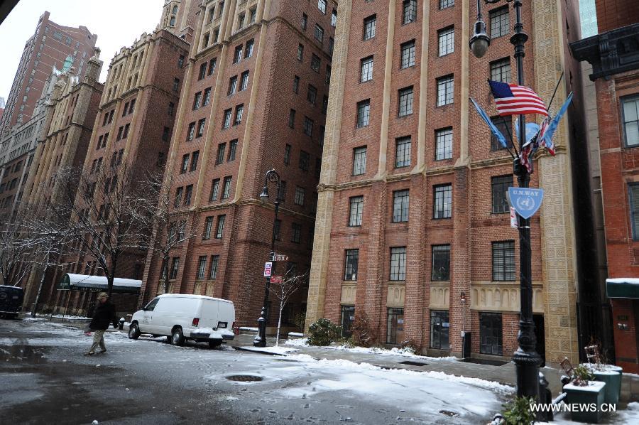 Une rue couverte par la neige à New York, aux Etats-Unis, le 8 mars 2013. La ville de New York a été frappée vendredi par une tempête de neige.  (Photo : Niu Xiaolei)