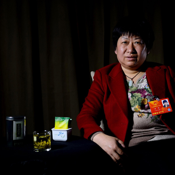 Hu Ming devant une tasse de thé à Beijing, le 6 Mars 2013. Mme Hu, est députée de l'APN et directrice de l'élevage Xingzhu, un Centre de recherche sur l’élevage de la volaille à Liyang, dans l’est de la Chine dans la province du Jiangsu, qui a passé plus de 25 ans pour réaliser son rêve de posséder une ferme avec 200 000 poules. [Photo/Xinhua]