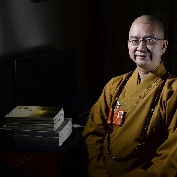 Ma?tre Xuecheng pose avec ses livres à Beijing, le 5 Mars 2013. Ma?tre Xuecheng est un membre du Comité national de la CCPPC et l'abbé de Longquan Temple. Il rêve de créer une université pour les adeptes du bouddhisme et des ascètes pour étudier le bouddhisme et sa culture d’une manière systématique et plus profonde. [Photo/Xinhua]