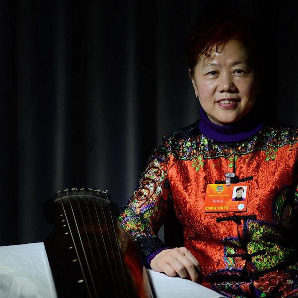 Gao Peifen, membre du Comité national de la CCPPC et disciple de l'école du Guqin à Zhucheng, prend la pose avec son Guqin à Beijing, le 6 Mars 2013. Le Rêve de Gao Peifen est de développer et de faire conna?tre le Guqin, l’instrument de musique traditionnel chinois à sept cordes. [Photo/Xinhua]