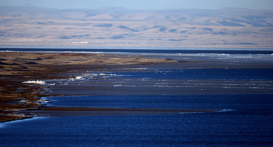 Photo du lac Qinghai, situé au nord-ouest de la Chine, dans la province du Qinghai, prise le 12 décembre 2012.