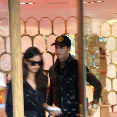 C. Ronaldo embrassé par un fan lors d'une séance de shopping avec Irina 