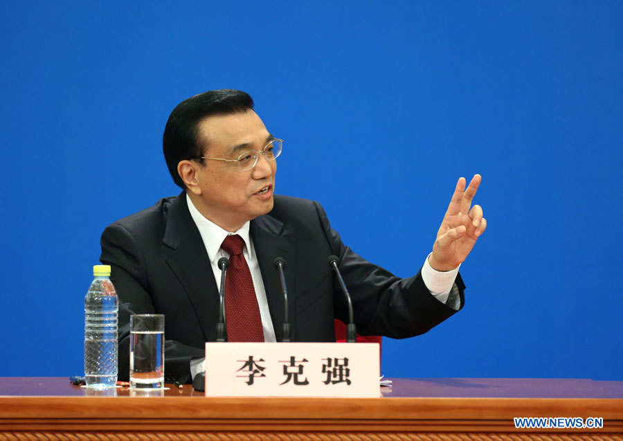 Le Premier ministre chinois Li Keqiang à la conférence de presse tenue à la suite de la réunion de cl?ture de la 12e Assemblée populaire nationale (APN, parlement chinois), le 17 mars au Grand Palais du Peuple à Beijing. Le Premier ministre chinois Li Keqiang et les vice-Premiers ministres Zhang Gaoli, Liu Yandong, Wang Yang et Ma Kai rencontrent ensemble les journalistes. 