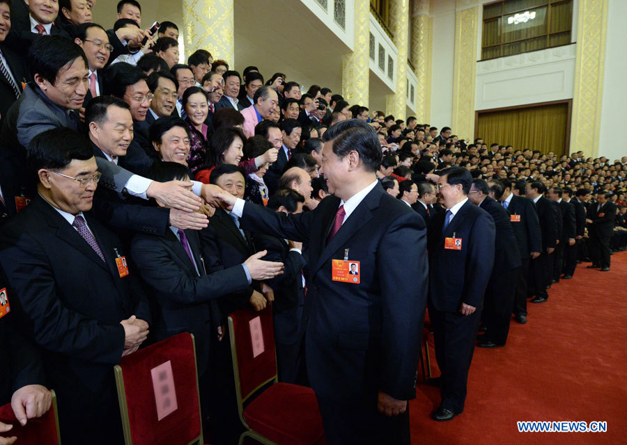 Xi Jinping et Hu Jintao rencontrent les députés, à l'issue de la cl?ture de la première session de la 12e Assemblée populaire nationale (APN, parlement chinois), à Beijing, le 17 mars 2013.