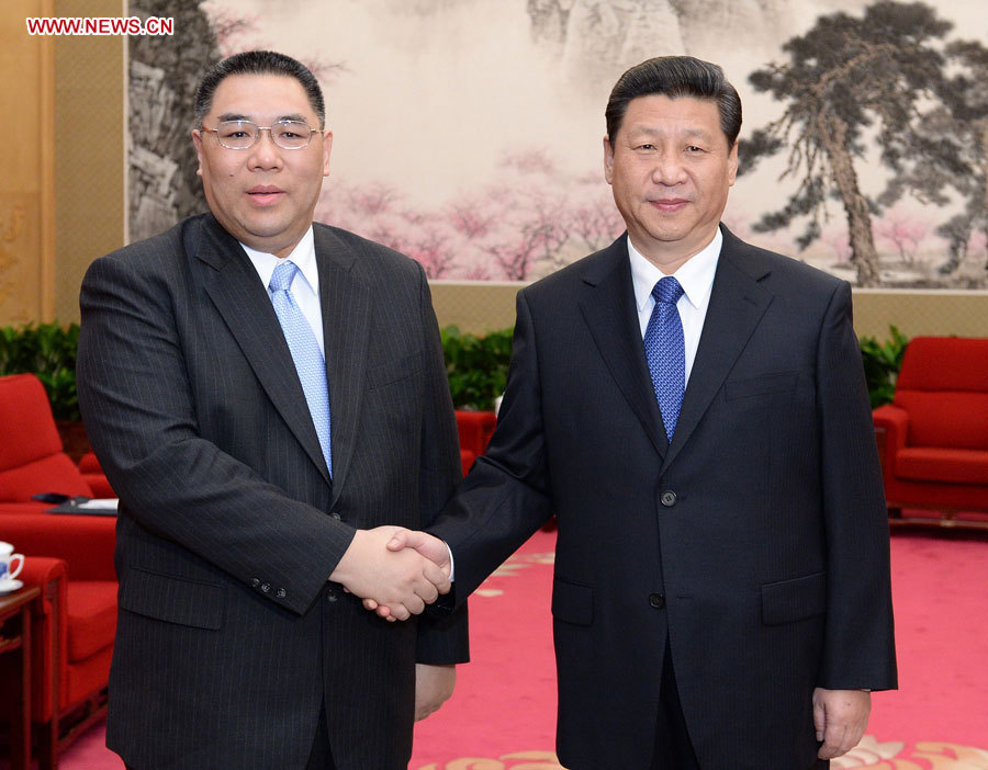 Le président chinois Xi Jinping (à droite) rencontre Chui Sai On, chef de l'exécutif de la Région administrative spéciale de Macao, à Beijing, le 18 mars 2013. 