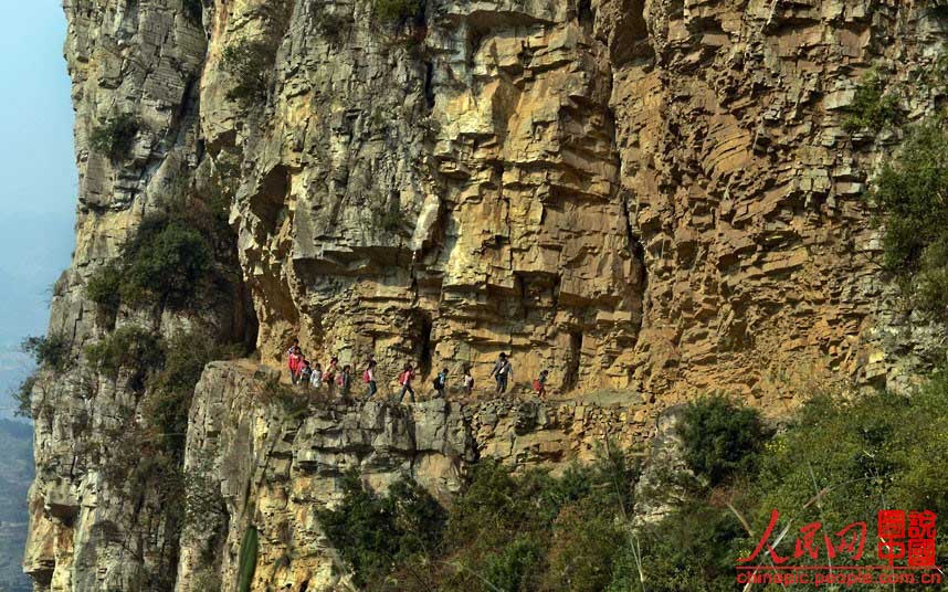 A Bijie, dans la Province du Guizhou, les enfants vont à l'école primaire par un étroit sentier de montagne.