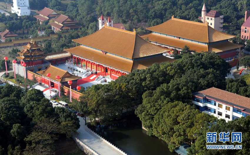 Le village possède le plus grand musée de niveau villageois de Chine, au pied de la place Tian'anmen bis.