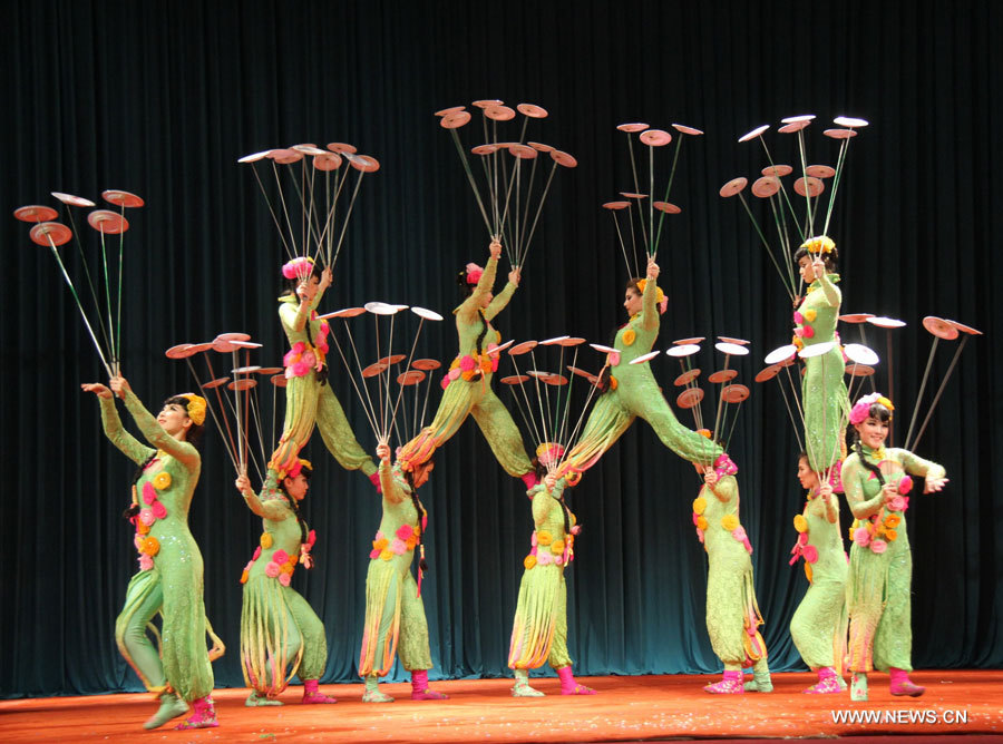 Des acrobates chinois donnent un spectacle à Brazzaville, capitale de la République du Congo, le 19 mars 2013. ''Expérimenter la Chine", une série d'activités de culture chinoise organisée par le Bureau de l'information du Conseil des affaires d'Etat de Chine, a débuté mardi au Congo-Brazzaville.