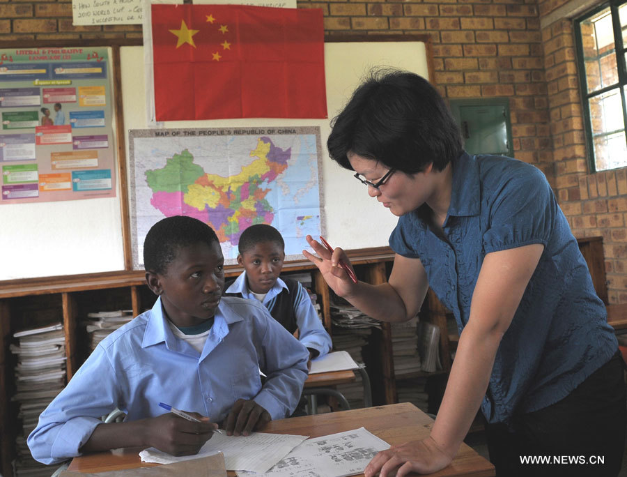 Une professeur chinoise de l'Institut Confucius, enseigne le chinois dans une école secondaire à Pretoria, en Afrique du Sud, le 25 février 2013. Ces dernières années, l'Afrique a manifesté une passion grandissante pour la langue chinoise et la demande d'ouverture d'établissements d'enseignement du chinois s'est fortement accrue. La Chine a ainsi ouvert l'Institut Confucius à l'Université de Nairobi en 2005, le premier en Afrique. Fin septembre 2012, l'Afrique comptait 31 Instituts Confucius et 5 classes Confucius, selon les dernières données.