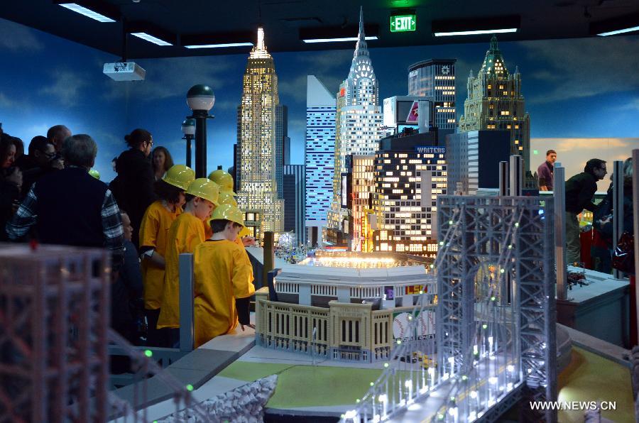 Des visiteurs admirent les modèles réduits des lieux célèbres de Manhattan fabriqués avec près d'un million de briques Lego, au parc Legoland Discovery Center de Westchester, à New York, aux Etats-Unis, le 21 mars 2013. Ce parc flambant neuf ouvrira ses portes le 27 mars. (Photo : Niu Xiaolei)