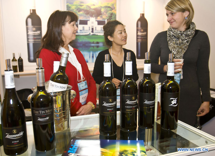 Une visiteuse intéressée par du vin sud-africain, au Centre des expositions de Beijing, capitale chinoise, le 24 novembre 2011. Sur la base des avantages réciproques, la coopération économique et commerciale entre la Chine et l'Afrique a grandement contribué au développement commun des deux parties. Le président chinois Xi Jinping effectue actuellement une tournée en Tanzanie, en Afrique du Sud et en République du Congo. Il assistera également au 5e sommet des BRICS les 26 et 27 mars à Durban, en Afrique du Sud.