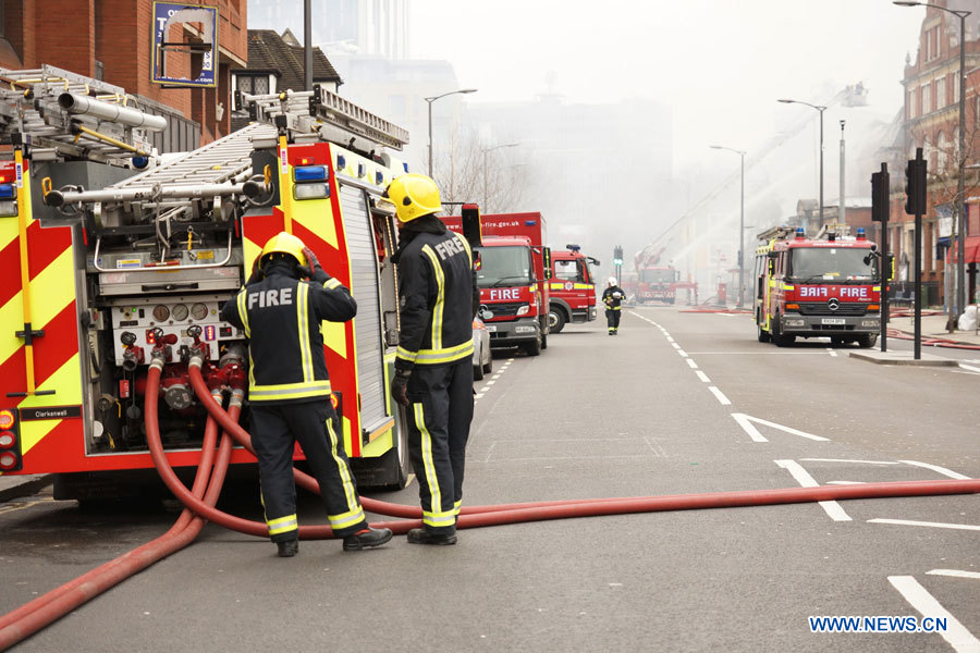 Des sapeurs-pompiers éteignent un incendie touchant un batiment de Walworth, dans le sud-est de Londres, en Grande-Bretagne, le 25 mars 2013. La cause de l'incendie n'est pas encore connue, et aucune victime n'a pour l'heure été signalée, selon un porte-parole des pompiers.