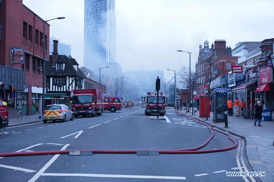 Des sapeurs-pompiers éteignent un incendie touchant un batiment de Walworth, dans le sud-est de Londres, en Grande-Bretagne, le 25 mars 2013. La cause de l'incendie n'est pas encore connue, et aucune victime n'a pour l'heure été signalée, selon un porte-parole des pompiers.