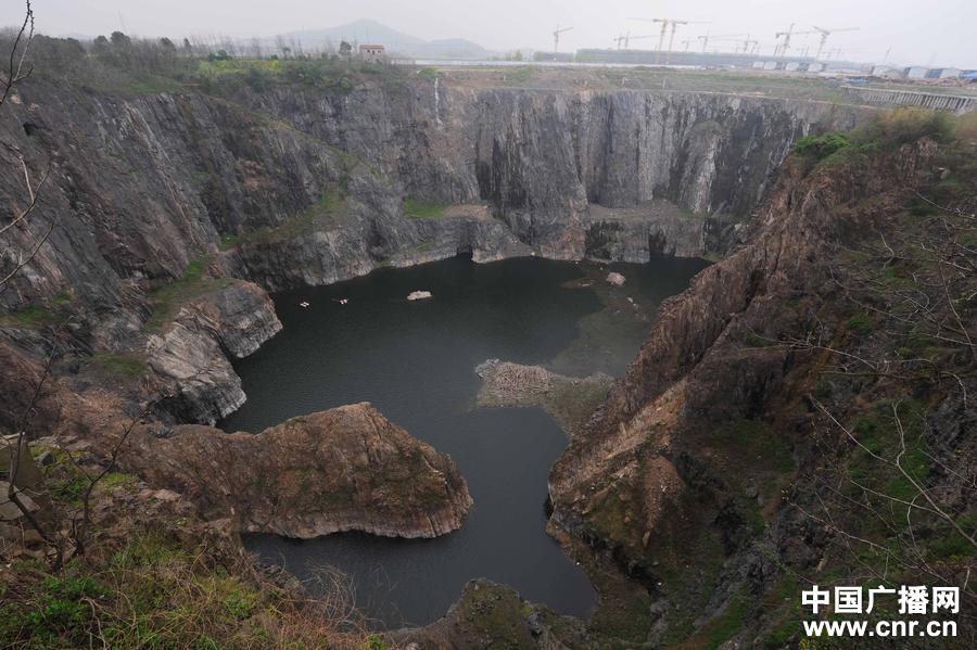 Shanghai : un h?tel cinq étoiles sera construit dans un trou naturel (4)