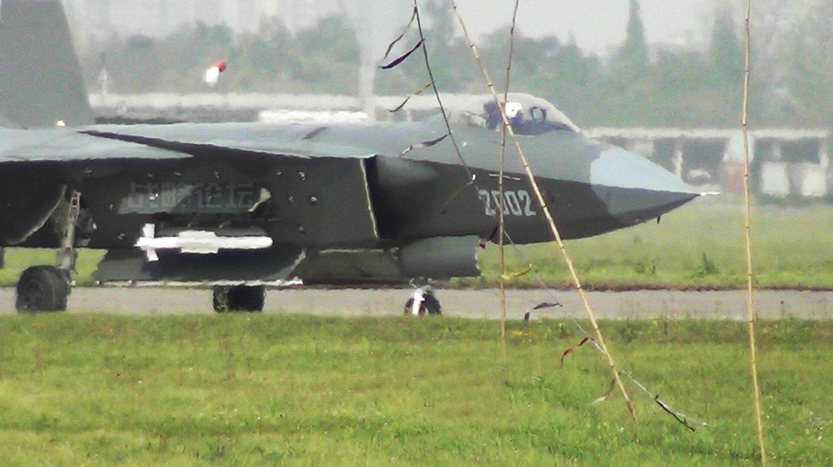 Première : un chasseur J-20 armé des nouvelles roquettes air-air (6)