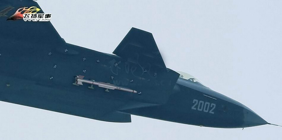 Première : un chasseur J-20 armé des nouvelles roquettes air-air (4)