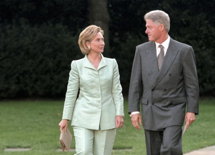 Bill Clinton, président des états-Unis de 1993 à 2001 et son épouse Hillary Clinton