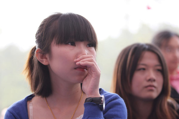 Zeng Jia, 20 ans, assiste à son propre faux enterrement à Wuhan, le 30 mars 2013. [Photo/Asianewsphoto]