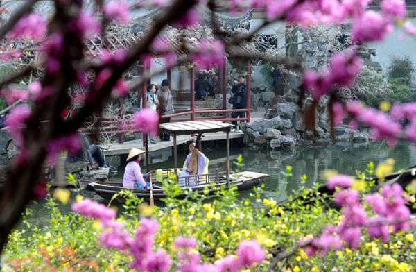  Le 1er avril 2013, deux actrices se donnent la réplique dans l'art du Pingtan, devant les visiteurs du Jardin Liuyan de Suzhou, la province du Jiangsu. [Photo/Xinhua]