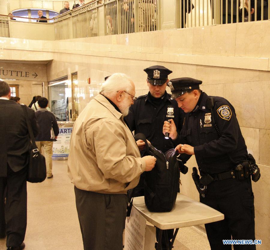 La police de New York renforce sa présence dans le sillage des explosions à Boston (3)