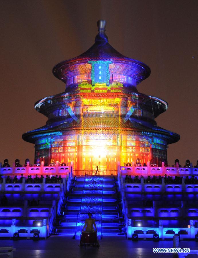 Durant la cérémonie d'ouverture du 3e Festival international du film de Beijing, des lumières colorées ont été projetées sur le Pavillon des prières pour la récolte (祈年殿, Qi Nian Dian) du parc du Temple du Ciel. 