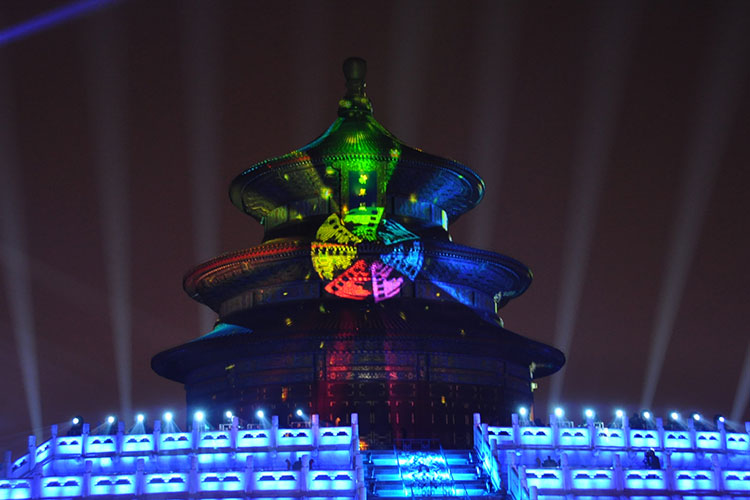 Durant la cérémonie d'ouverture du 3e Festival international du film de Beijing, des lumières colorées ont été projetées sur le Pavillon des prières pour la récolte (祈年殿, Qi Nian Dian) du parc du Temple du Ciel. 