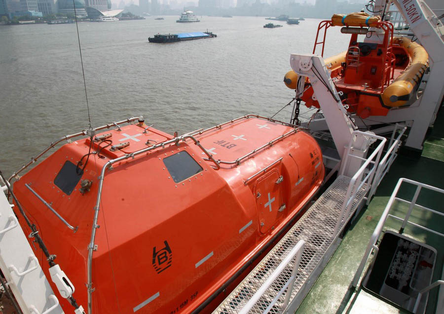 Un des canots de sauvetage qui équipe le patrouilleur Haixun 01, amarré dans un port de Shanghai, le 15 avril 2013.