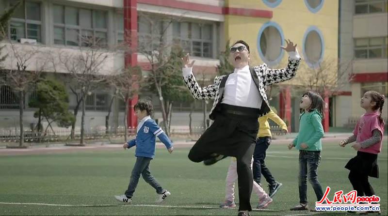 Le "Gentleman" PSY est de retour !