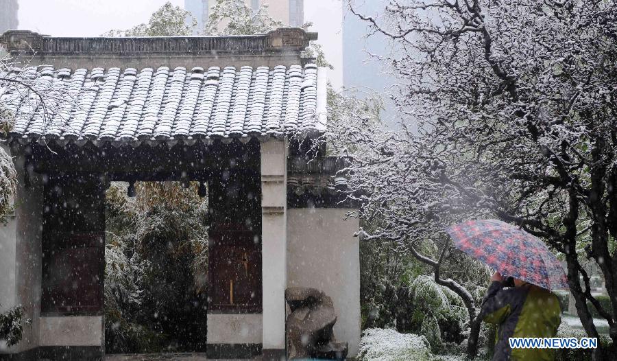 Des chutes de neige se sont abattues sur Shijiazhuang, capitale de la province du Hebei (nord), entra?nant une baisse des températures qui avaient récemment atteint 30°C.