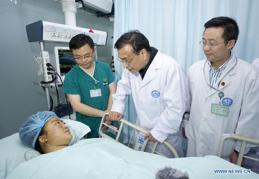 Le Premier ministre chinois Li Keqiang à l'H?pital West China, le 21 avril.