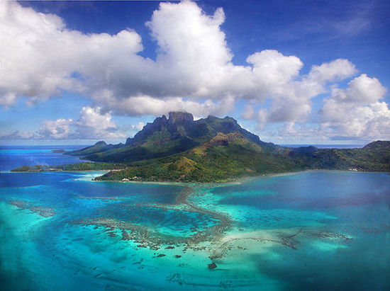 3. Bora-Bora, TahitiBora-Bora est une ?le de Polynésie fran?aise, dans le Pacifique Sud. Son charme naturel est à l'image de son nom, simple et aimable. Entourée par le Pacifique, Bora-Bora a conservé un état primitif, ce qui en fait une destination préférée des touristes.