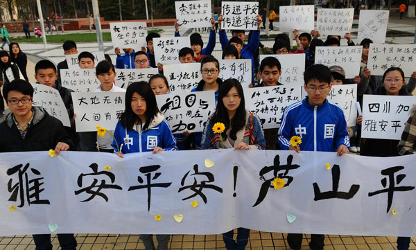 Des étudiants de la ville de Liaocheng dans la Province du Shandong brandissent des banderoles priant pour la sécurité des habitants de Ya'an, dans la Province du Sichuan, dans le Sud-ouest de la Chine, le 20 avril, après qu’un tremblement de terre de magnitude 7,0 ait frappé la région samedi matin. Un séisme de magnitude 7,0 a frappé le Comté de Lushan de la ville de Ya'an à 8h02 samedi, faisant plus de 100 morts. [Photo / Xinhua]