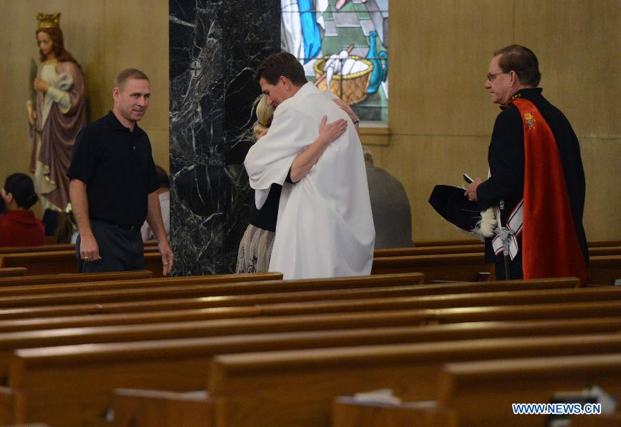 Le 21 avril 2013 dans une église à West au Texas aux Etats-Unis, les habitants participent à une cérémonie commémorative organisée en hommage aux victimes de l'explosion survenue dans une usine d'engrais. (Photo : Xinhua/Wang Lei)