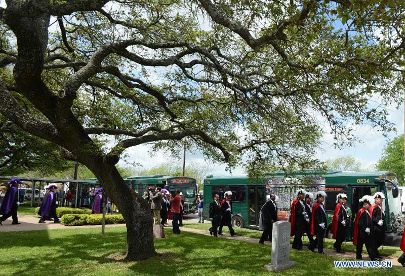 Le 21 avril 2013 dans une église à West au Texas aux Etats-Unis, les habitants participent à une cérémonie commémorative organisée en hommage aux victimes de l'explosion survenue dans une usine d'engrais. (Photo : Xinhua/Wang Lei)