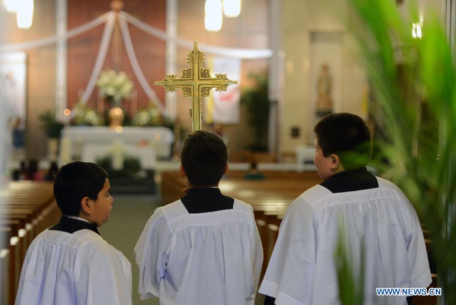 Le 21 avril 2013 dans une église à West au Texas aux Etats-Unis, trois enfants participent à une cérémonie commémorative organisée en hommage aux victimes de l'explosion survenue dans une usine d'engrais. (Photo : Xinhua/Wang Lei)