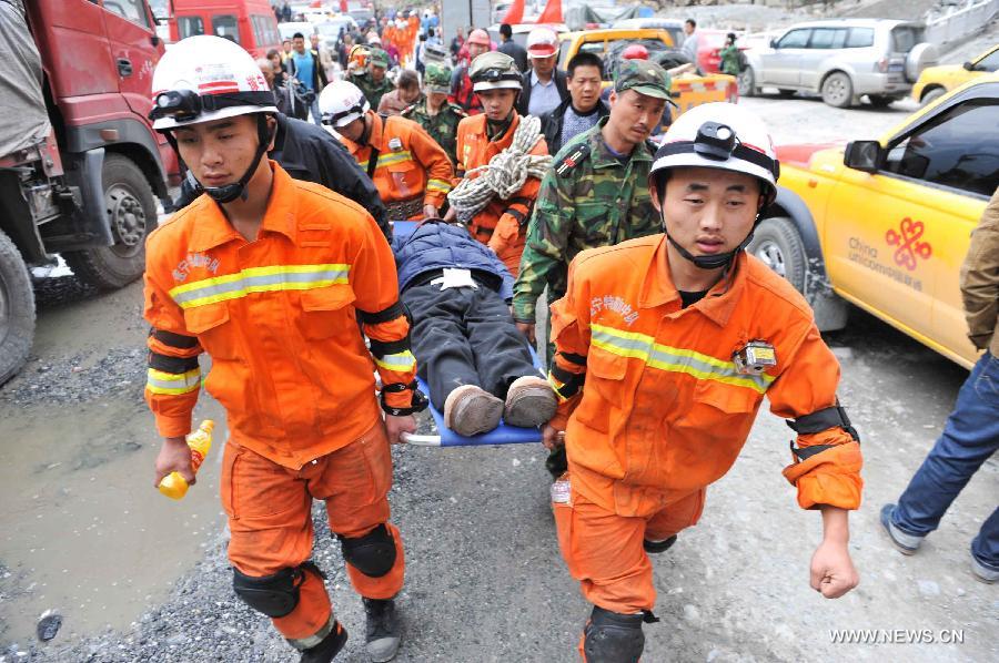 Des secouristes transportent une personne blessée dans le bourg de Muping touché par un séisme, dans le district de Baoxing, dans la province du Sichuan, le 22 avril 2013. 