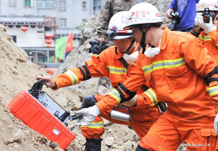 Des secouristes sont en train de rechercher les survivants dans le bourg de Muping touché par un séisme, dans le district de Baoxing, dans la province du Sichuan, le 22 avril 2013.