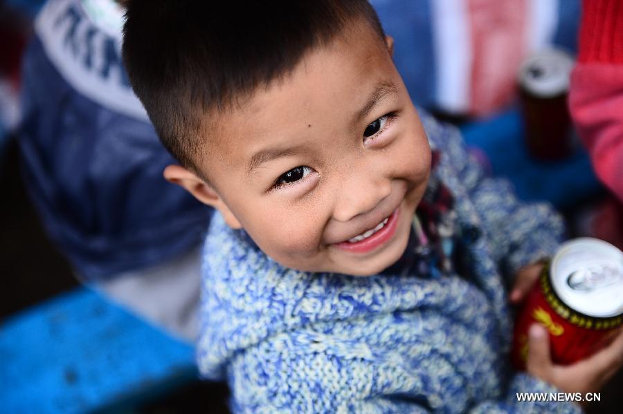 Zhu Yule, un petit gar?on agé de 2 ans sourit devant l'objectif le 22 avril 2013 dans un camp d'abris temporaire de sinistrés à Lushan, un comté de la province du Sichuan frappé par un séisme de magnitude 7, le samedi 20 avril 2013. (Photo : Xinhua/Zhang Hongxiang)