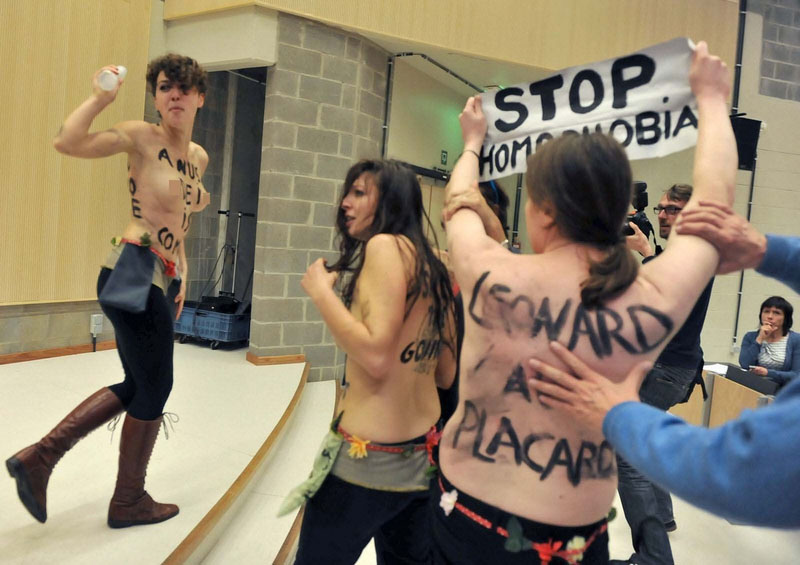 Les FEMEN topless manifestent contre un archevêque en Belgique (3)