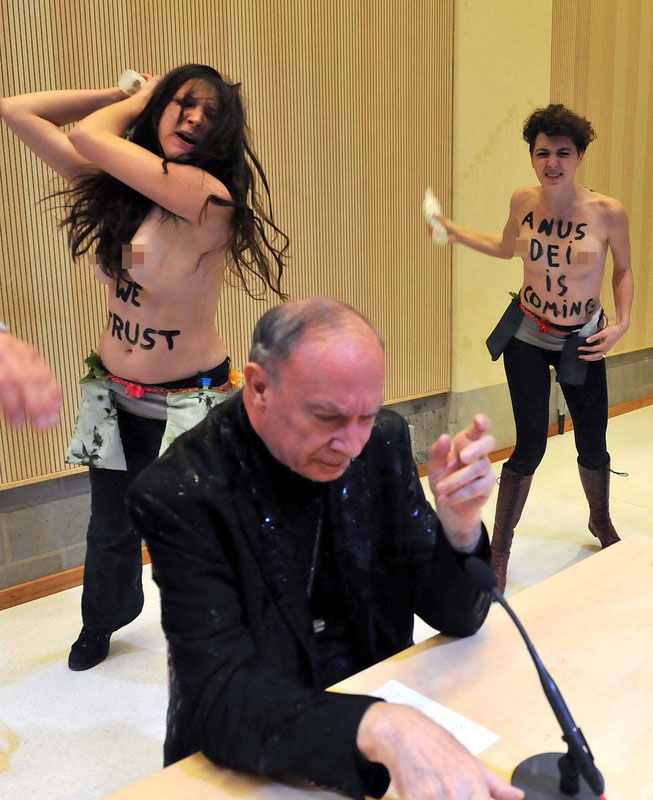 Les FEMEN topless manifestent contre un archevêque en Belgique (2)