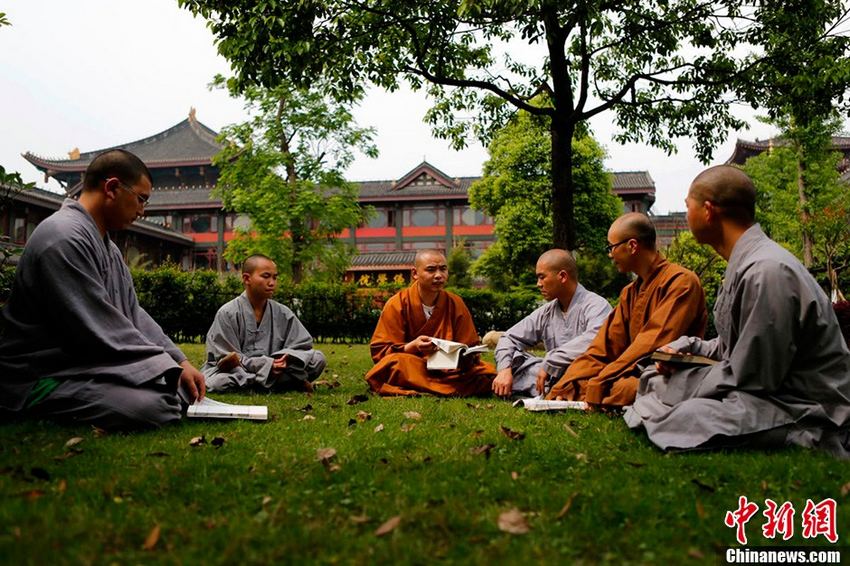 Visite d'une école bouddhiste au pied du mont Emei (16)