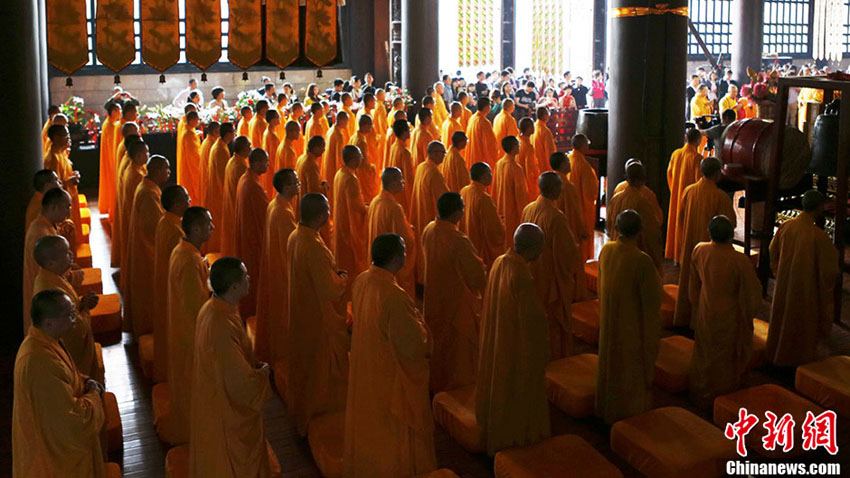 Visite d'une école bouddhiste au pied du mont Emei (8)