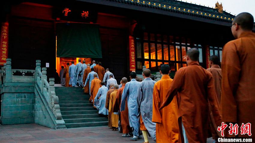 Visite d'une école bouddhiste au pied du mont Emei (4)