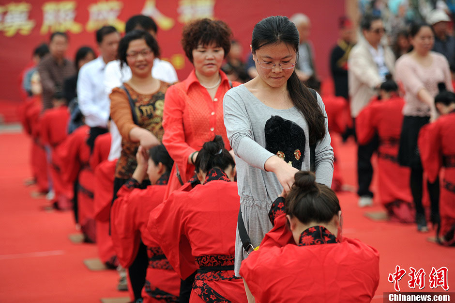 Rite traditionnel chinois pour le passage à la majorité (9)